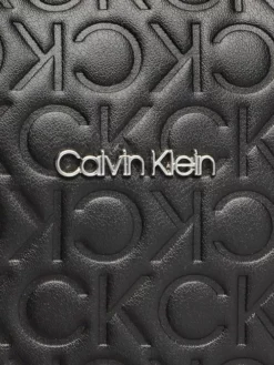 CALVIN KLEIN CAMPUS EMBOSSED Zaino -borsa alla moda negozio calvin klein campus embossed zaino ckblack 8719856921323 4