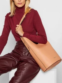 COCCINELLE FAUVE ELK Borsa Grande In Pelle Martellata -borsa alla moda negozio coccinelle fauve elk borsa grande in pelle martellata almond 8059978397843 2