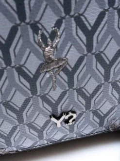 YNOT DANCING IN THE Y Borsa A Tracolla Con Flap -borsa alla moda negozio ynot dancing in the y borsa a tracolla con flap grey 8059392035864 4
